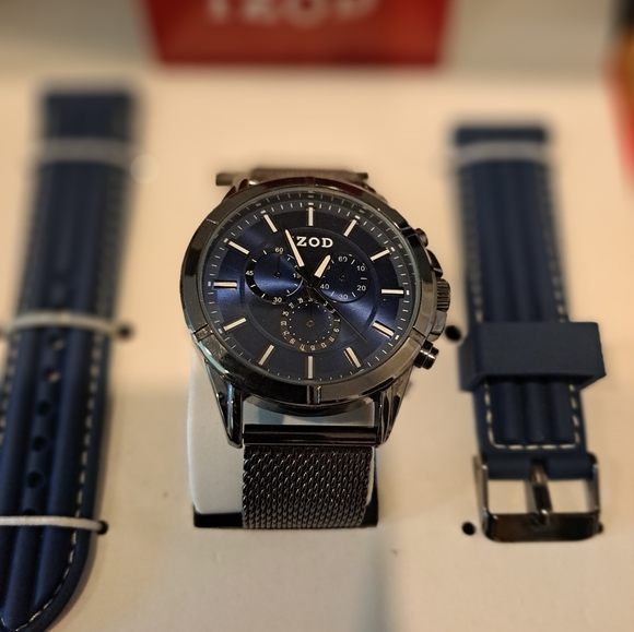 IZOD AUTHENTIC WRIST WATCH - Picture 5 of 8